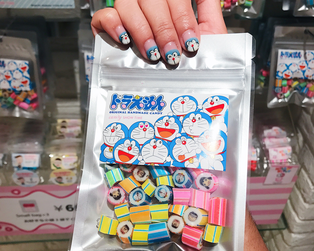 I found a Doraemon candy that matched my manicure!